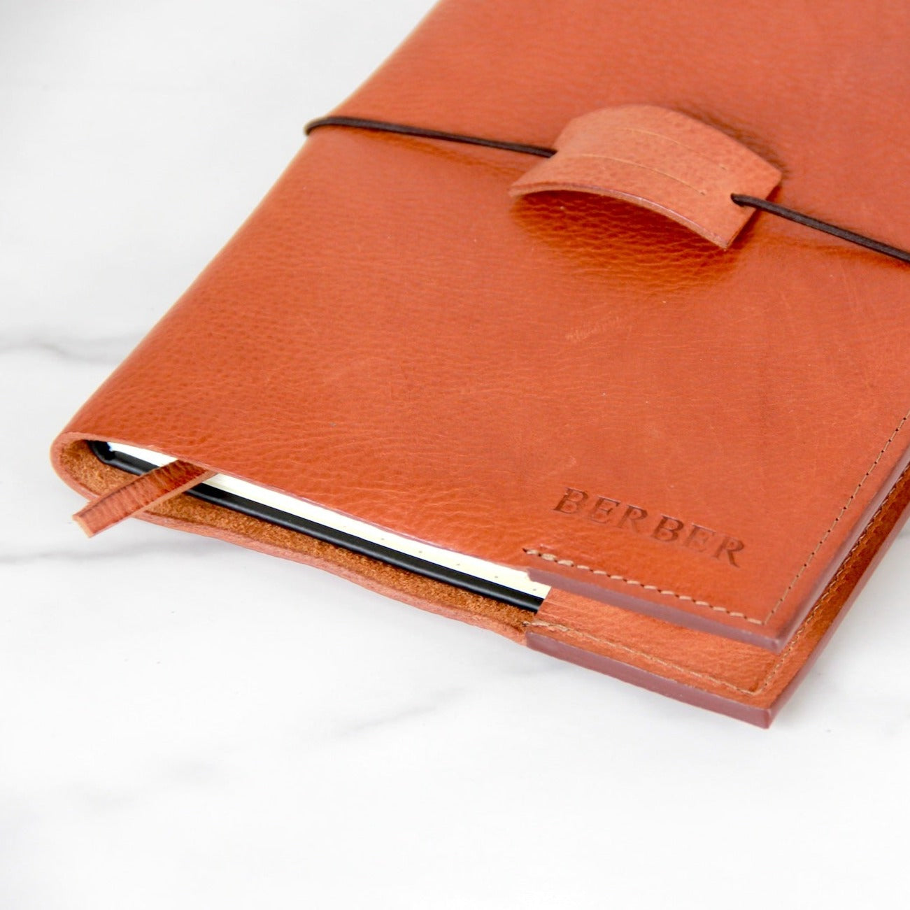 Handgemaakte leren hoes voor notitieboek A5 van natuurlijk gelooid leer in camel en gepersonaliseerd detail met binnenkant
