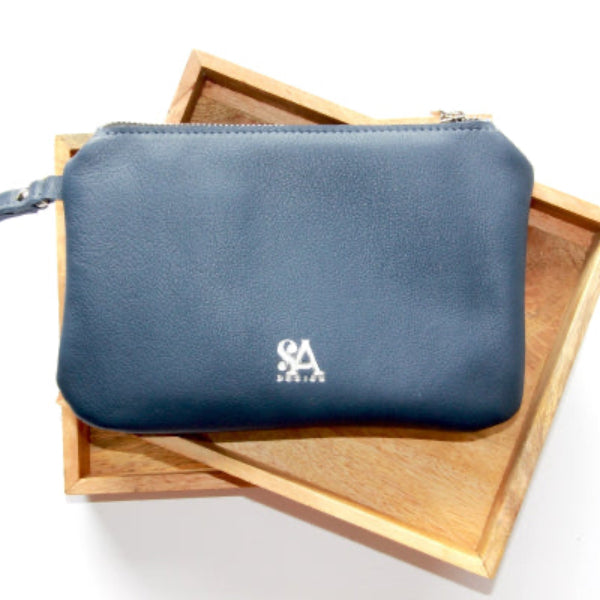 Kleine handgemaakte leren etui van volnerf rundleer in donkerblauw met handvat en stevige rits