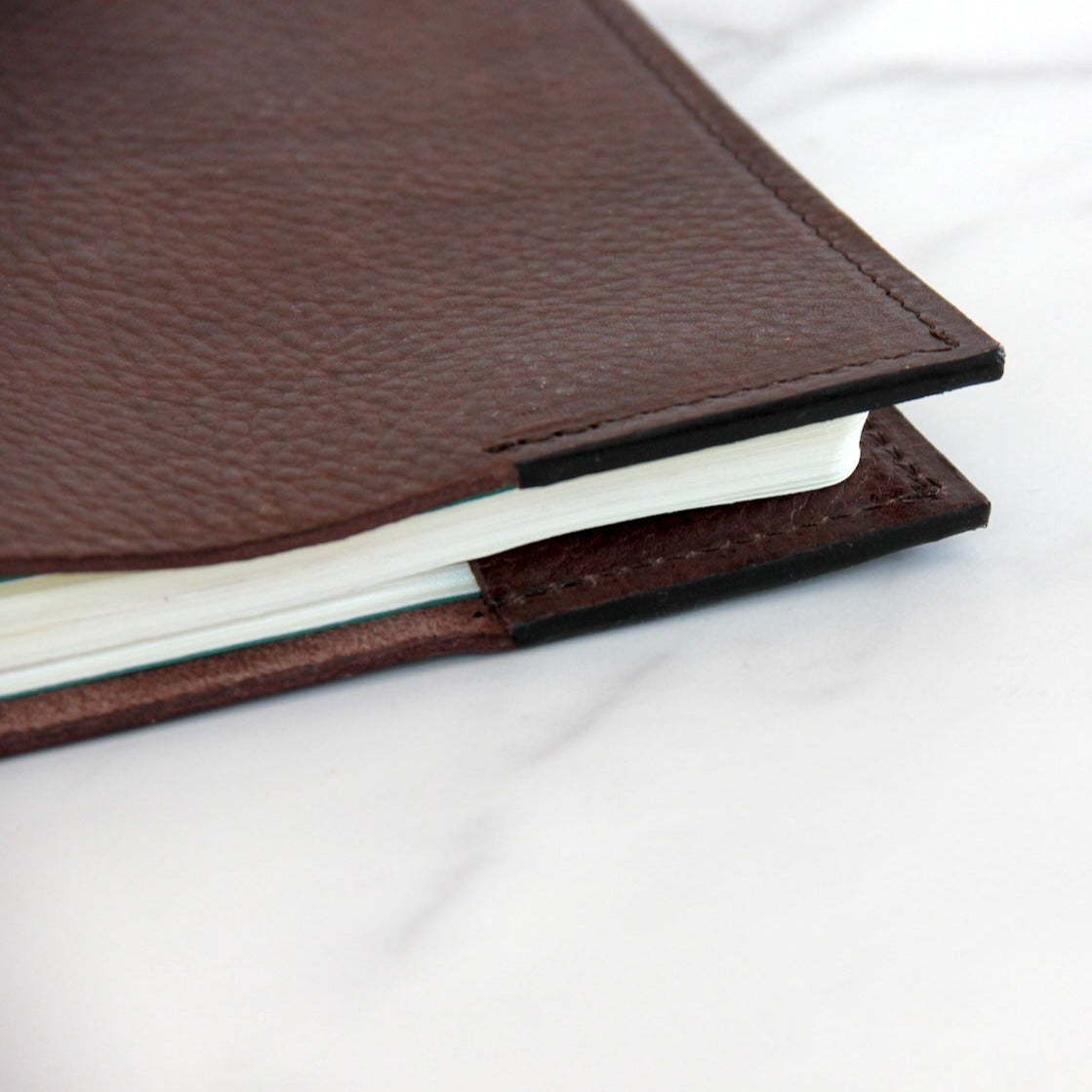 Handgemaakte leren hoes voor notitieboek in choco natuurlijk gelooid rundleer detail
