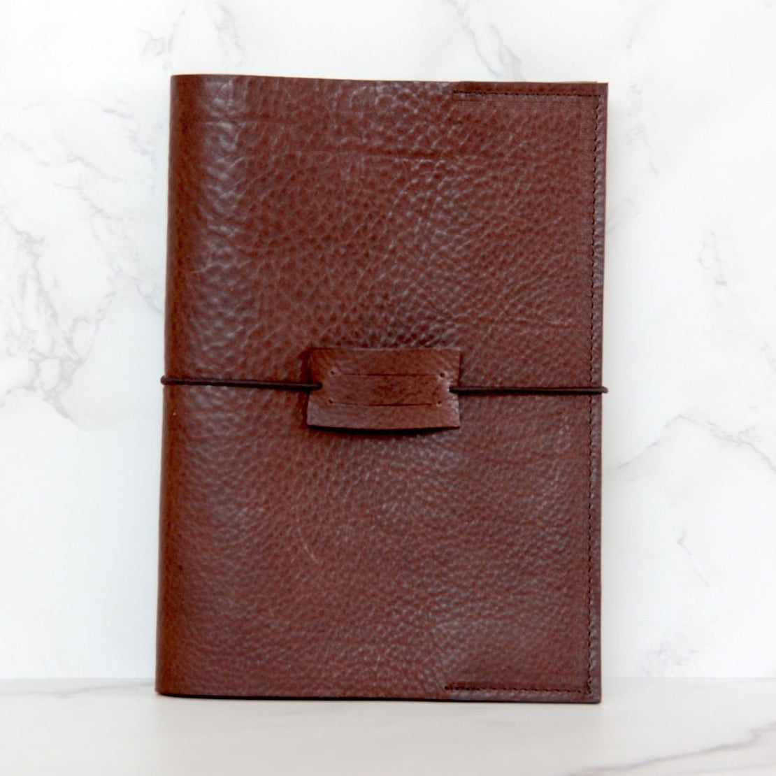 Handgemaakte leren hoes voor notitieboek in choco natuurlijk gelooid rundleer
