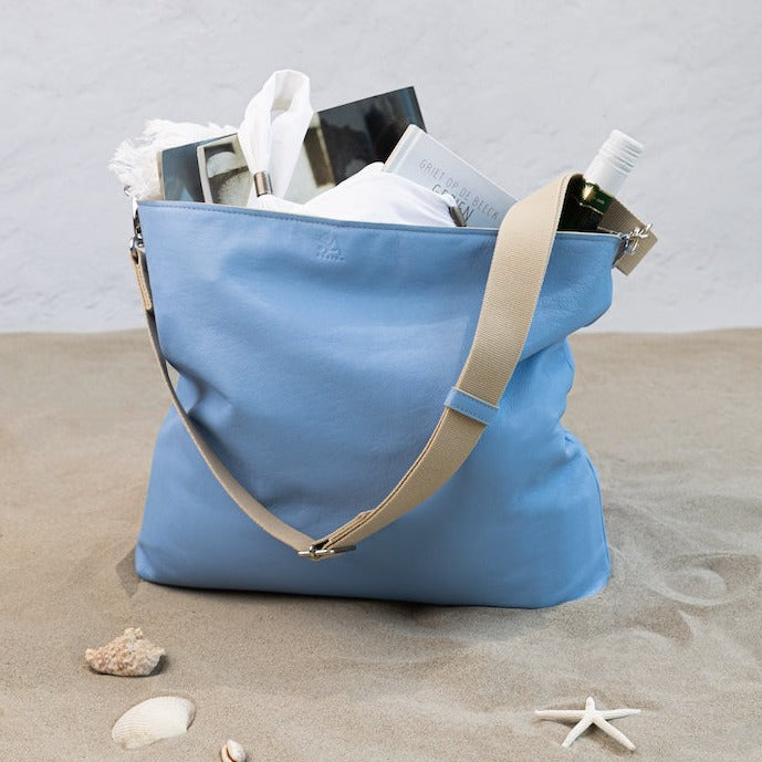Handgemaakte Leren Amsterdam Tote bag Deluxe in lichtblauw op strand