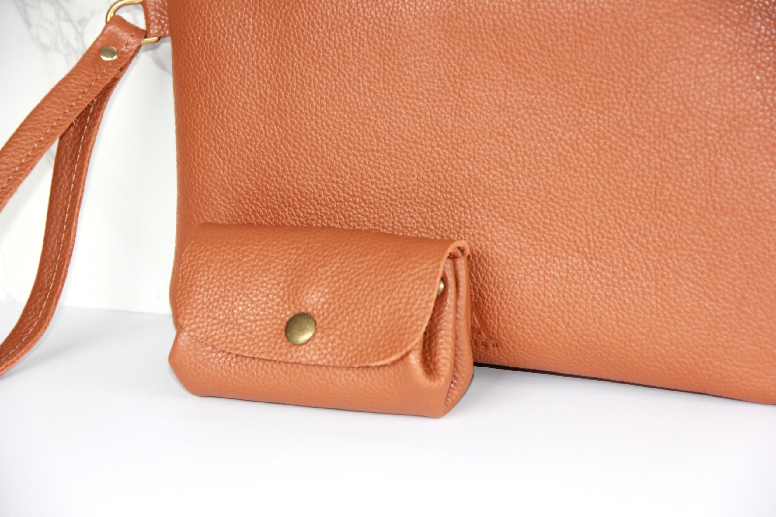 Handgemaakte leren clutch en portemonnee in cognac volnerf rundleer uit de collectie leren accessoires van SA DESIGN