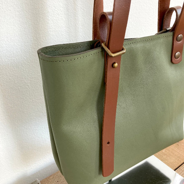 Detail leren totebag Amsterdam collectie in olijfgroen