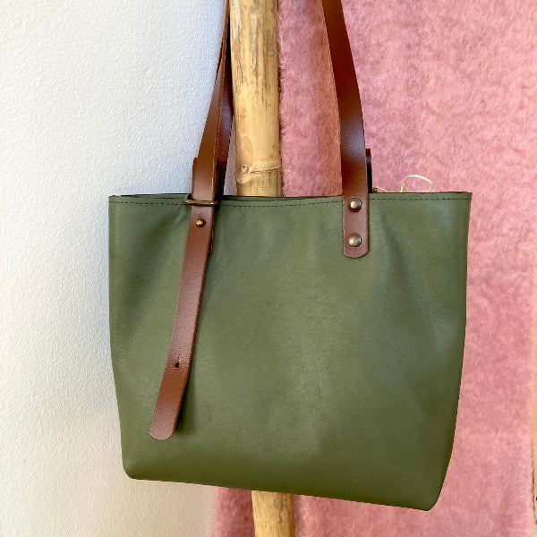 Amsterdam tote bag small in olijfgroen in atelier 