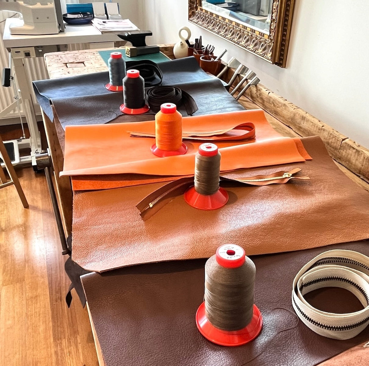 Diverse kleuren, leer, garens en ritsen