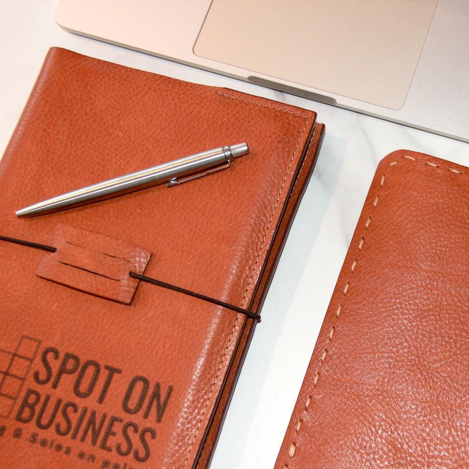 Handgemaakte leren notebook en muismat gepersonaliseerd met bedrijfslogo voor B2B
