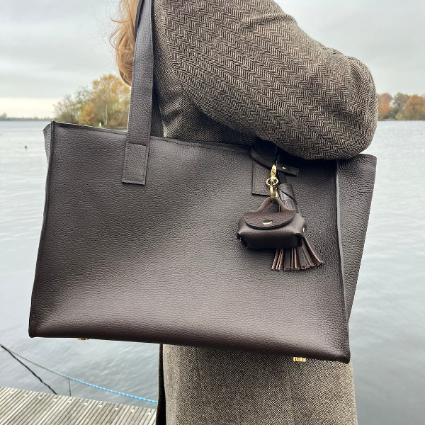 Bag charm in donkerbruin aan maatwerk tas