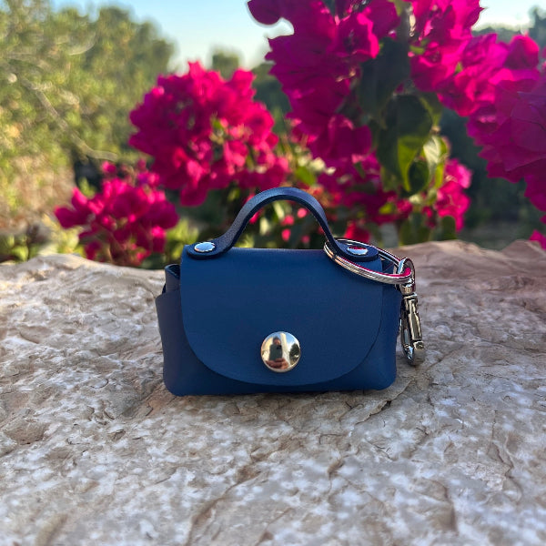 Bag charm in navy op stenen muurtje