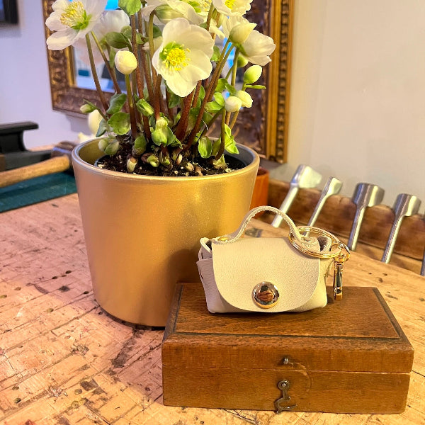 Bagcharm in taupe met gouden details