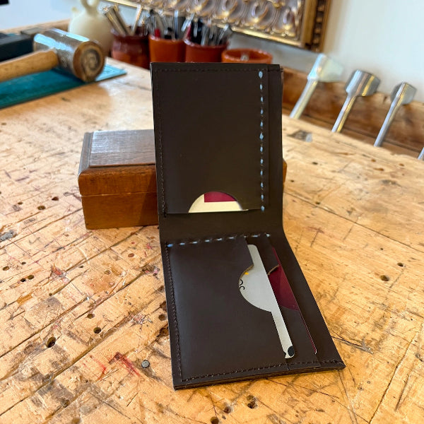 Handgemaakte portefeuille in donkerbruin leer voor biljetten en pasjes in donkerbruin leer opengeslagen