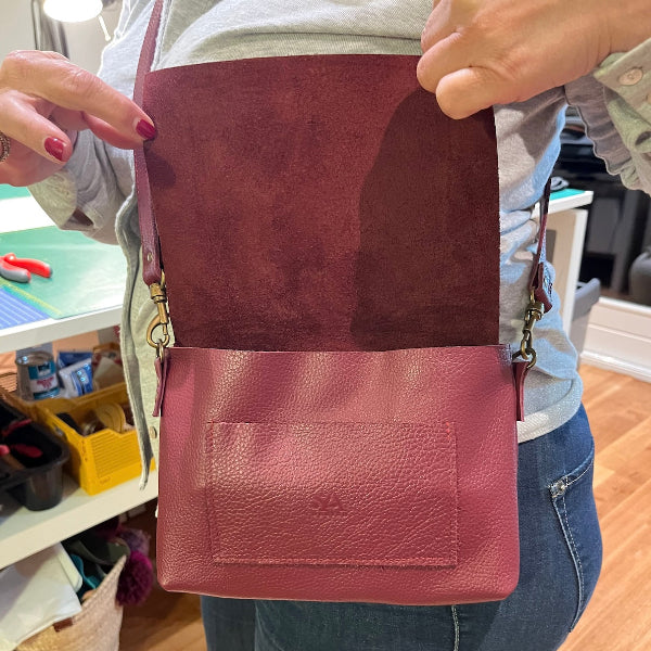 Binnenkant van Handgemaakte leren tas  in workshop leren tas van SA Design