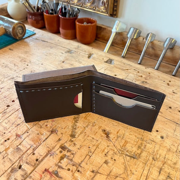 Handgemaakte portefeuille in donkerbruin leer voor biljetten en pasjes in donkerbruin leer bovenaanzicht