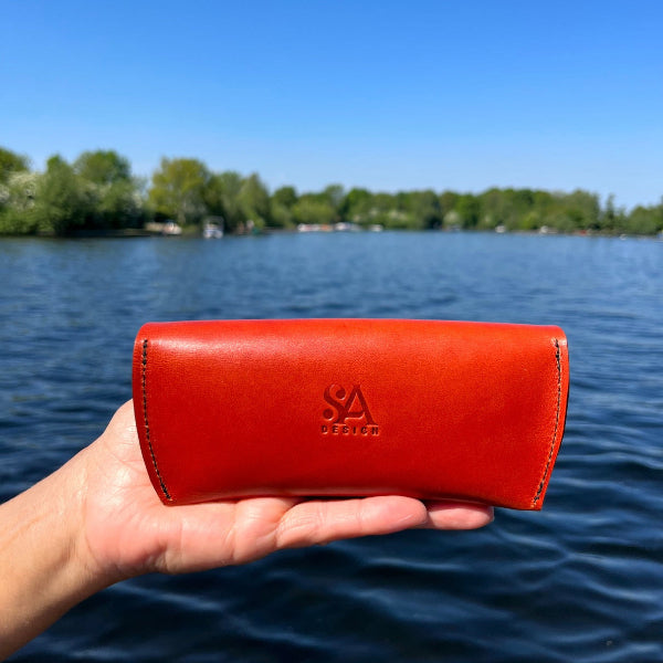 Handgemaakte leren brillenkoker in cognac van duurzaam gelooid leer met beeld van achterzijde