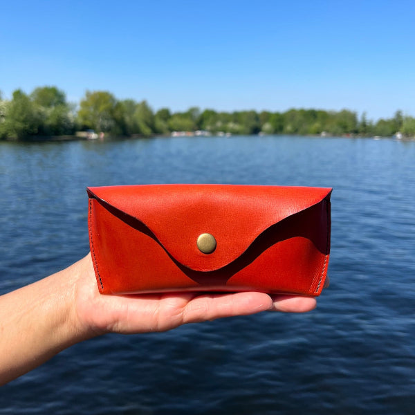 Handgemaakte leren brillenkoker in cognac van duurzaam gelooid leer