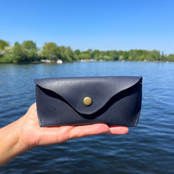 Handgemaakte leren brillenkoker in donkerblauw van duurzaam gelooid leer