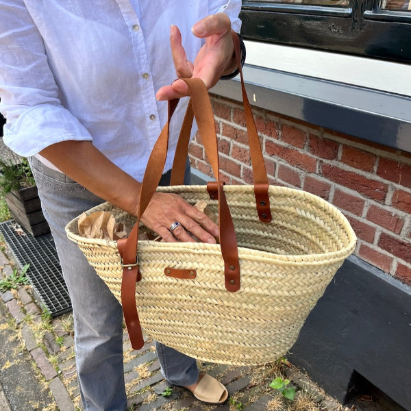 Bovenaanzicht van de Sevilla rieten tas bij de bakker