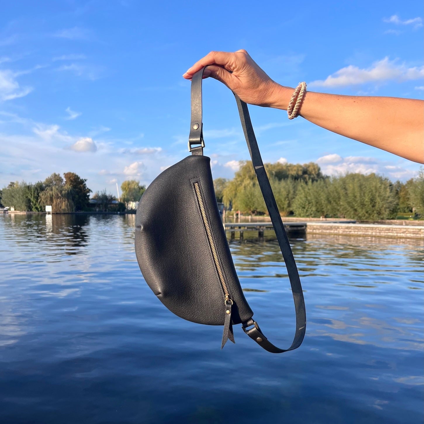 Bumbag in zwart met oud gouden details
