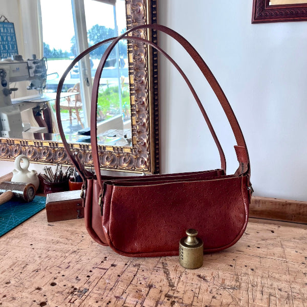 Baguettebags op de werkbank in cognac kleur