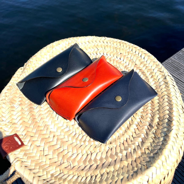 Handgemaakte collectie van SA Design van leren brillenkokers in diverse kleuren van duurzaam gelooid leer