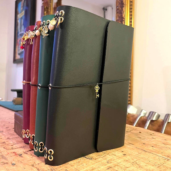 Notebook A5 met goudvergulde bedels rechtopstaand in zwart