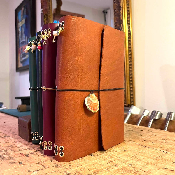 Notebook A5 met goudvergulde bedels rechtopstaand in cognac