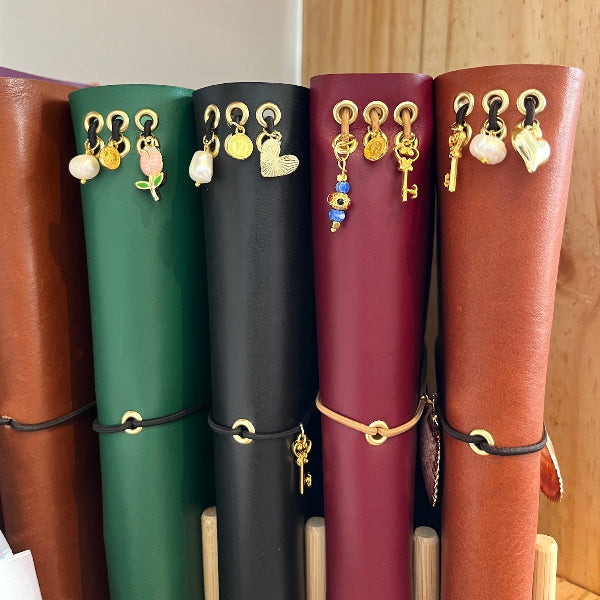 Collectie leren notebooks met bedels