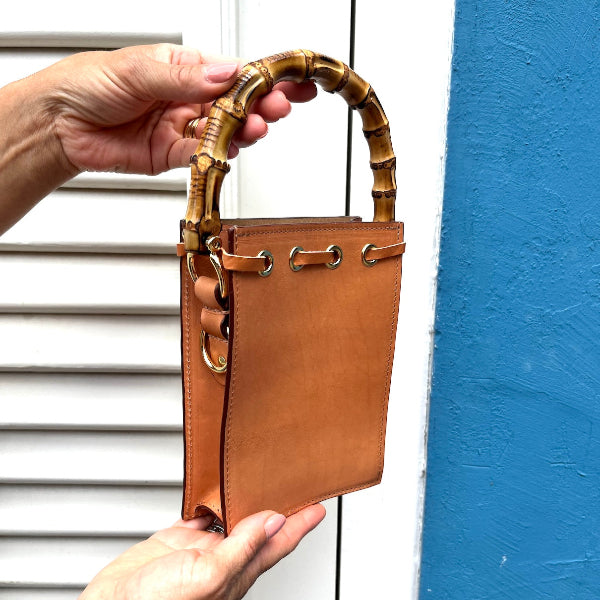 Handgemaakte duurzame crossbody tas uit de Madrid Bamboo collectie van SA Design achterzijde