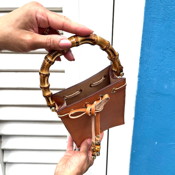 Binnenkant van de Leren crossbody tas uit de Madrid Bambu collectie op het strand in de Cariben