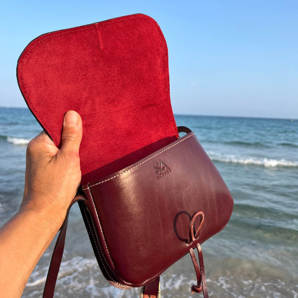 Handgemaakte leren crossbody tas uit de Sevilla collectie in Bordeaux binnenzijde