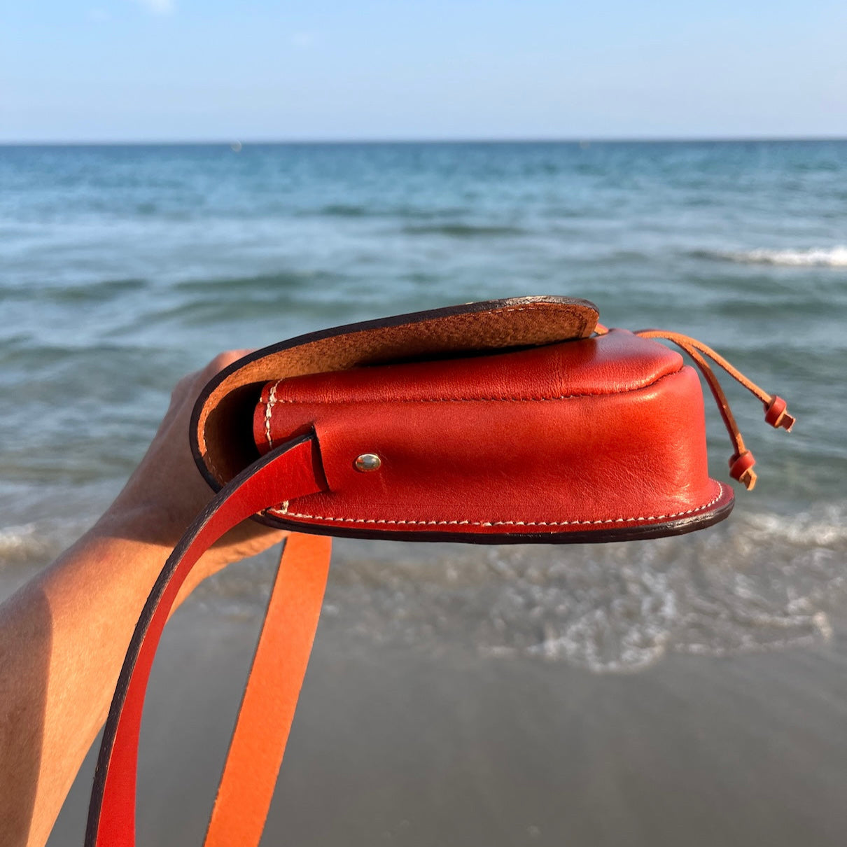 Crossbody tas Sevilla in cognac zij aanzicht 