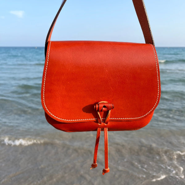 Handgemaakte leren crossbody tas uit de Sevilla collectie in cognac voorkant