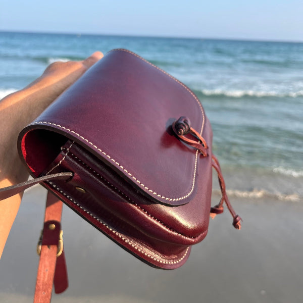 Handgemaakte leren crossbody tas uit de Sevilla collectie in Bordeaux zijkant2