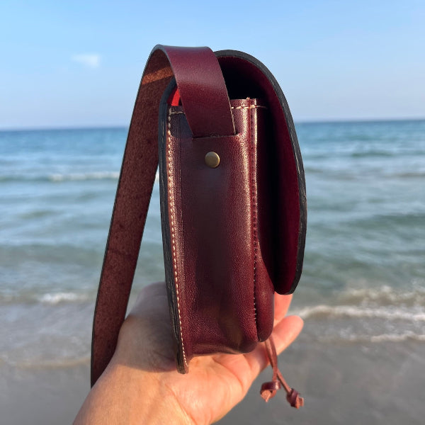 Handgemaakte leren crossbody tas uit de Sevilla collectie in Bordeaux zijaanzicht