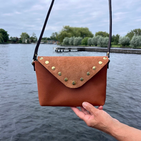 Crossbody tas in camel met studs op de flap
