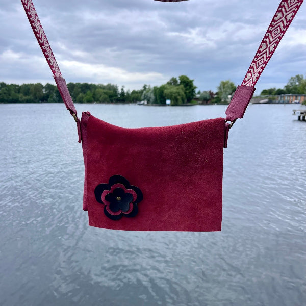 Crossbody tas in rood met rood-zwarte bloem op flap