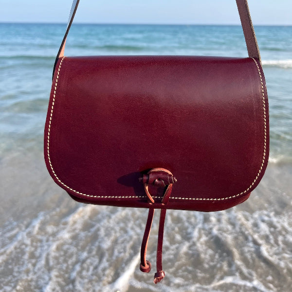 Handgemaakte leren crossbody tas uit de Sevilla collectie in Bordeaux voorzijde2