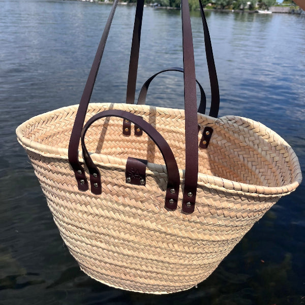 Rieten strandtas medium met donkerbruin leer en gouden studs
