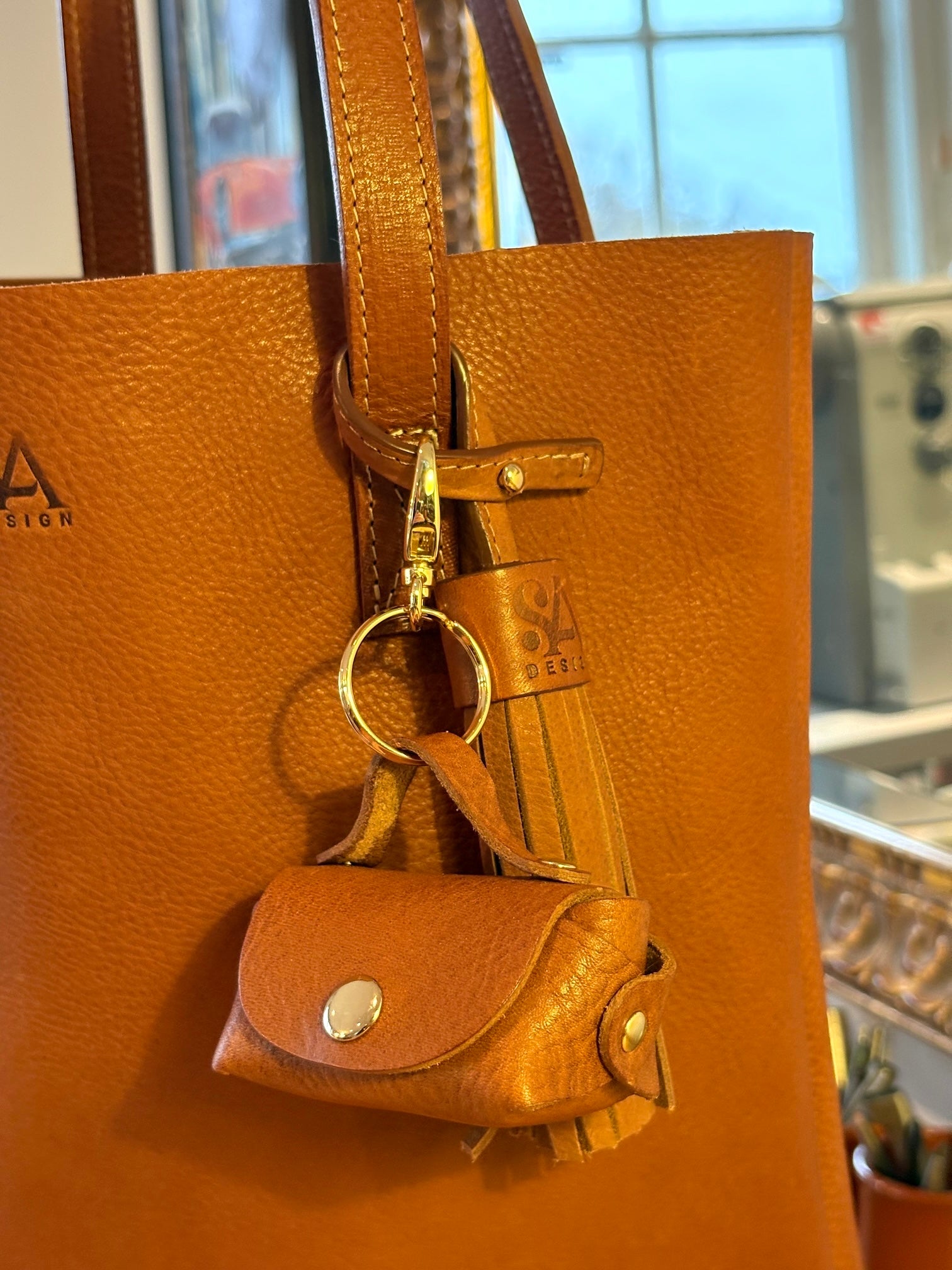 Cognac leren tote van natuurlijk gelooid leer met kwast en bagcharm