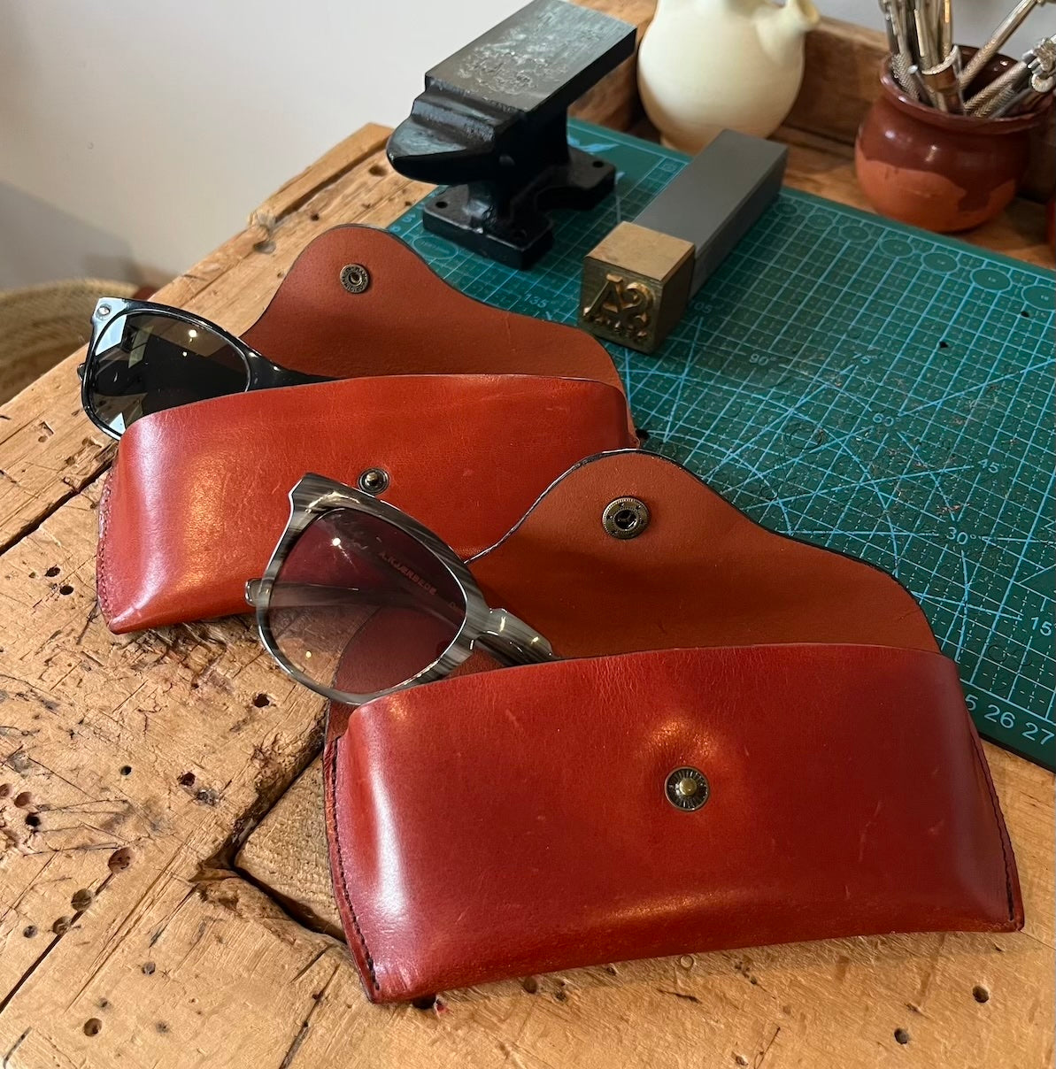 Diverse brillen in brillenkokers