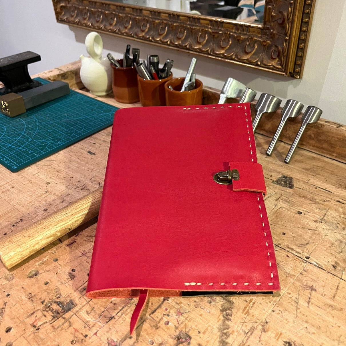 Rood leren notebook uit de workshop leren notebook cover handgenaaid van SA Design