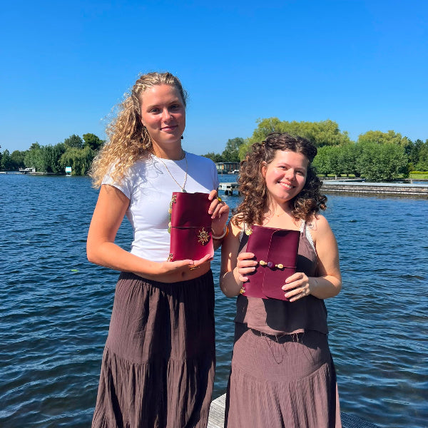 Eindresultaten leren notebooks op steiger met bordeaux notebooks