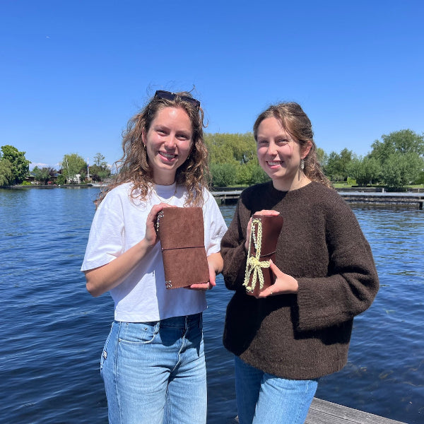 Leren notebooks in donkerbruin op de steiger