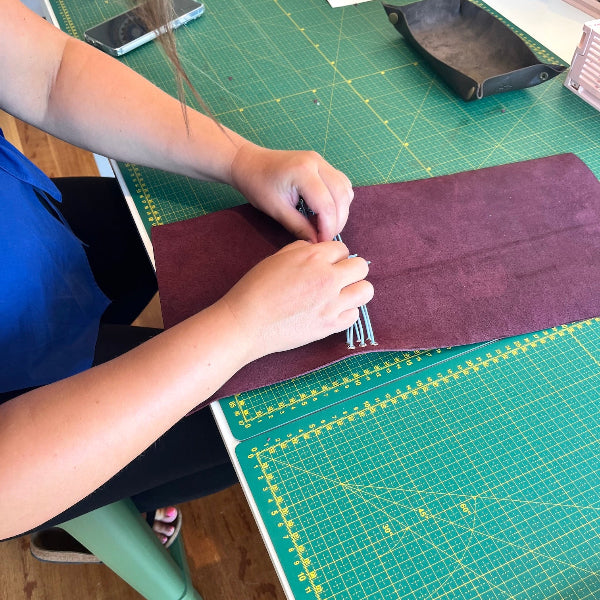 Bevestigen van de elastieken op de notebook in de workshop