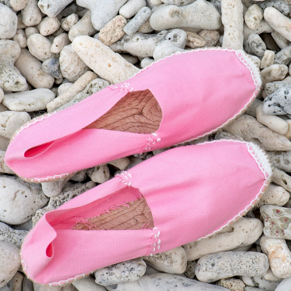 Roze espadrilles op stenen