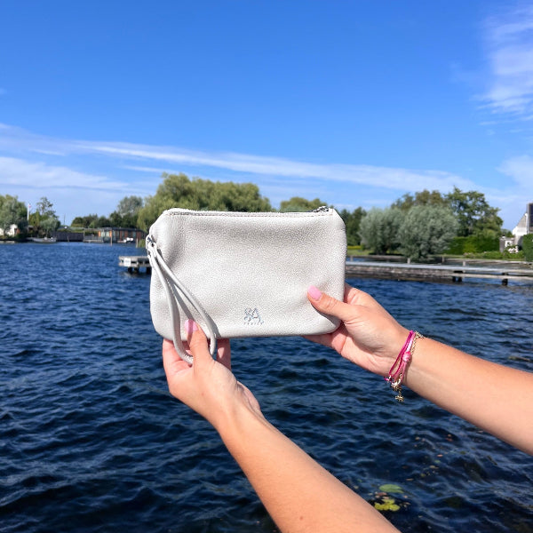 Etui in grijs leer in de hand