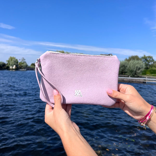 Etui in lavendel in de hand