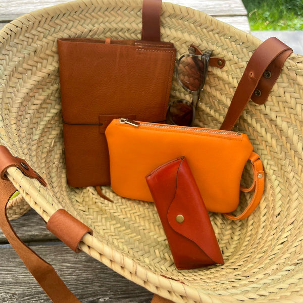 Bovenaanzicht rieten tas met accessoires
