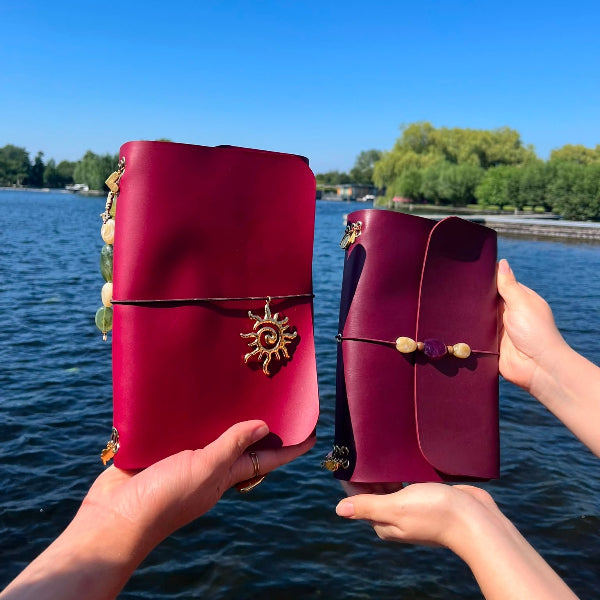 Voorzijde Bedels van leren notebooks in bordeaux