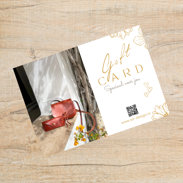 Voorzijde van een giftcard op een houten tafelblad