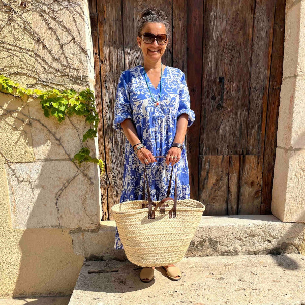Grote rieten strandtas uit de Valencia collectie aan de hand van Nina